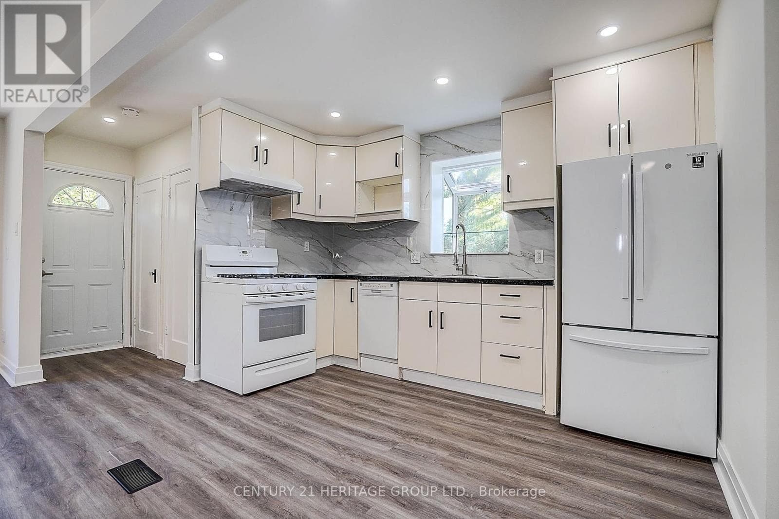 Single Family at 441 Rimilton Avenue, Toronto (Alderwood), Ontario - Photo 9 - RE/MAX Garden City Realty
