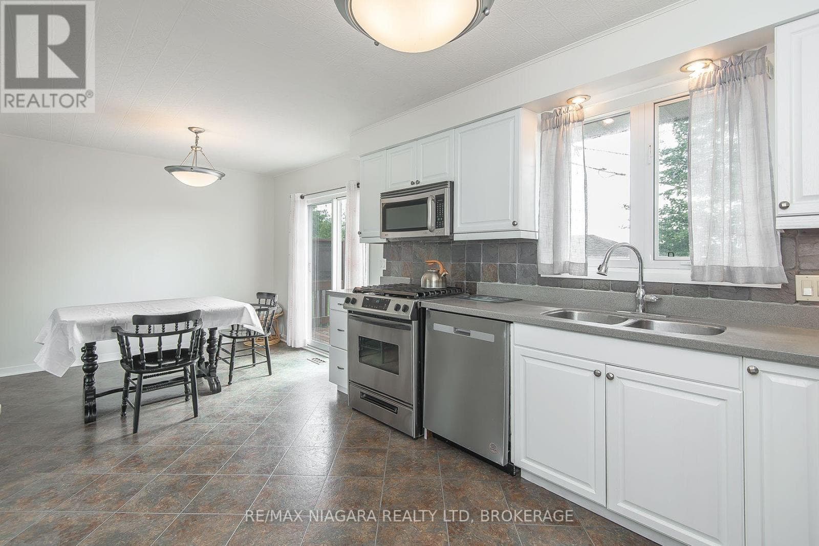 Single Family at 15 Windsor Terrace, Port Colborne (Main Street), Ontario - Photo 10 - RE/MAX Garden City Realty