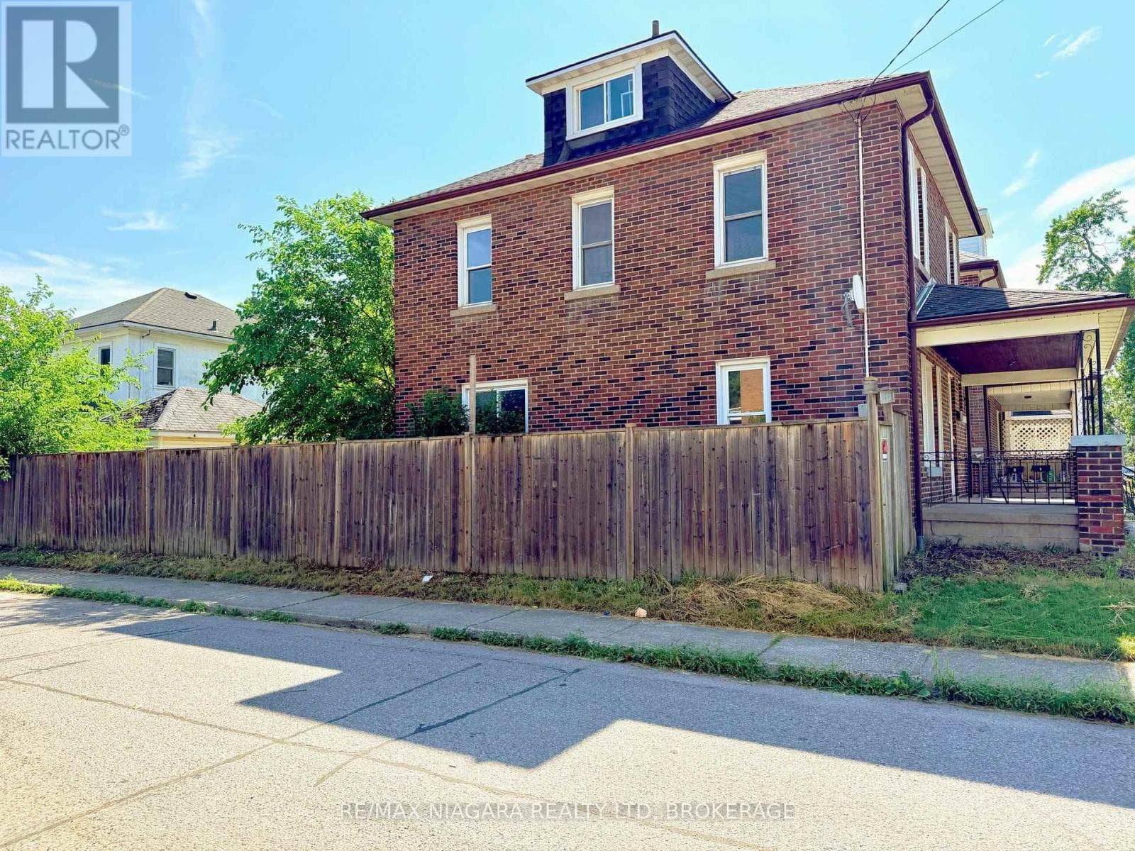 Single Family at 93 State Street, Welland (Welland Downtown), Ontario - Photo 4 - RE/MAX Garden City Realty
