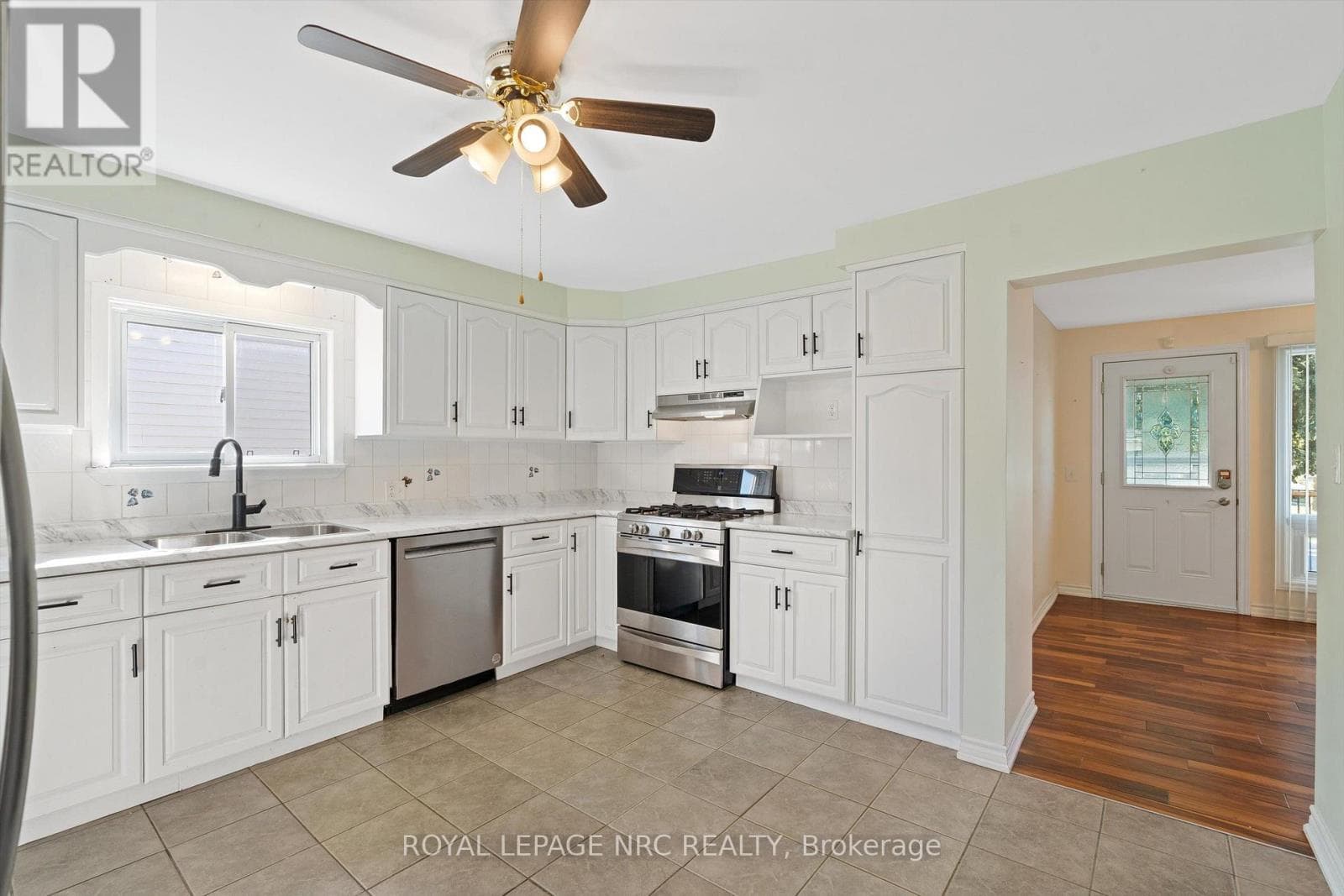 Single Family at 370 Dieppe Street, Welland (Lincoln/Crowland), Ontario - Photo 10 - RE/MAX Garden City Realty