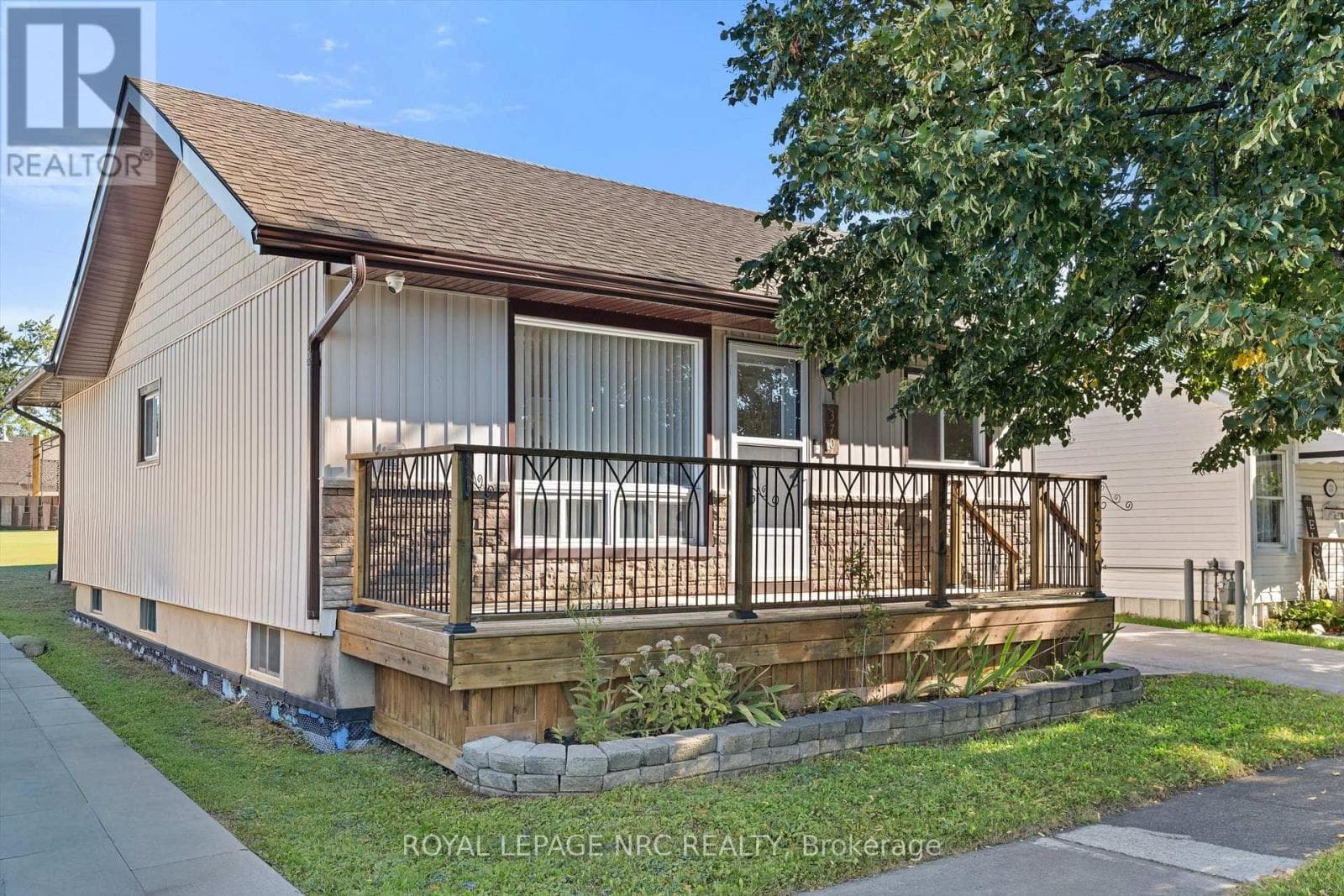 Single Family at 370 Dieppe Street, Welland (Lincoln/Crowland), Ontario - Photo 2 - RE/MAX Garden City Realty