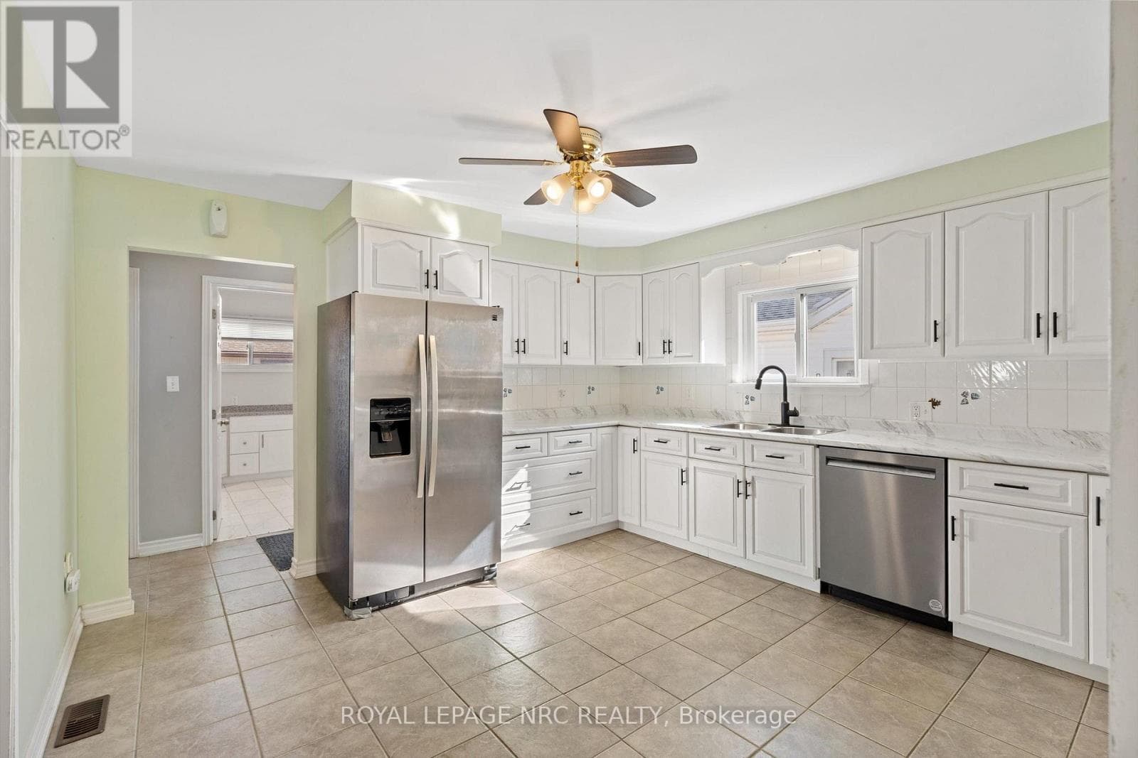 Single Family at 370 Dieppe Street, Welland (Lincoln/Crowland), Ontario - Photo 8 - RE/MAX Garden City Realty