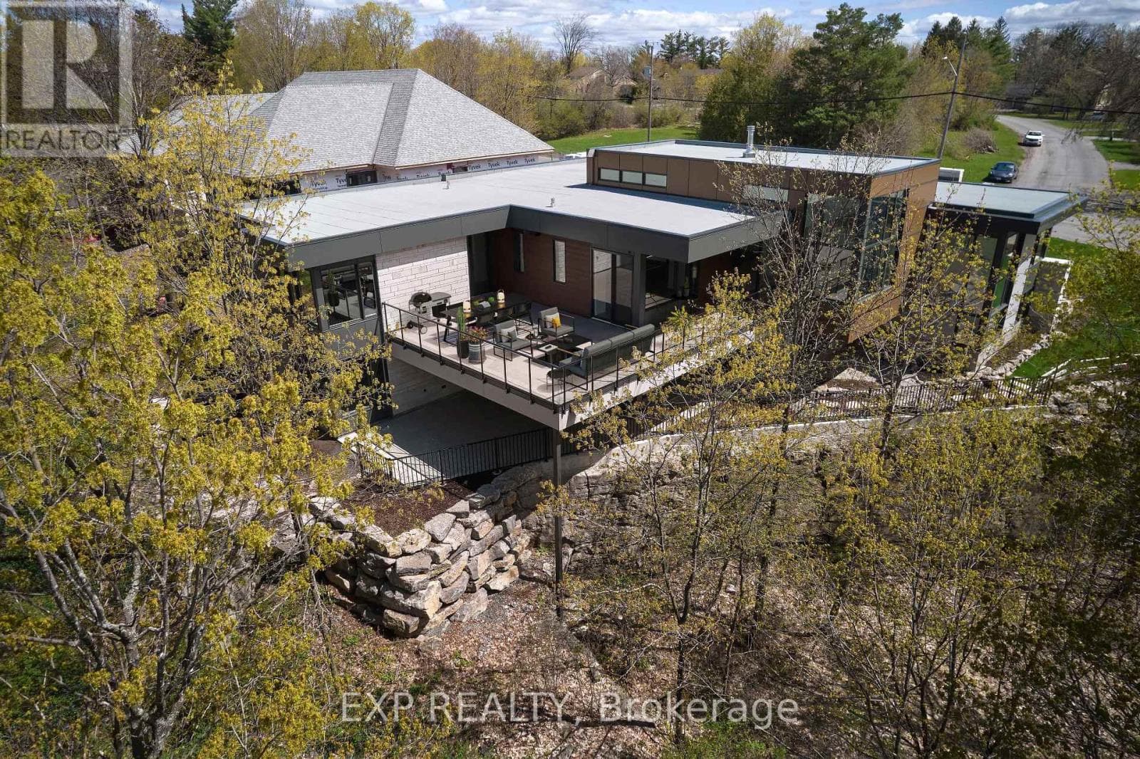 32 CLOVELLY Road