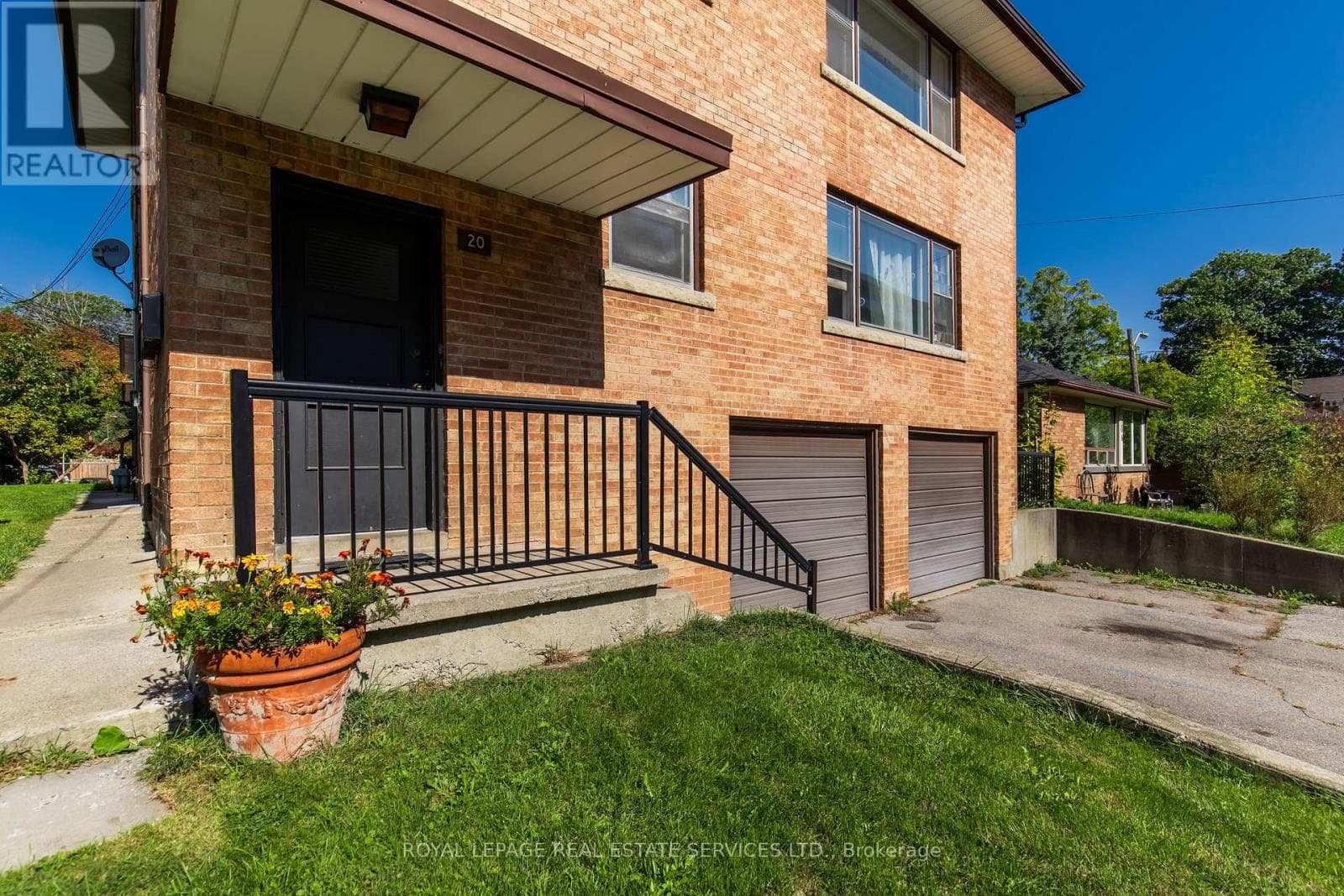 Single Family at 20 Park Boulevard, Toronto (Long Branch), Ontario - Photo 2 - RE/MAX Garden City Realty
