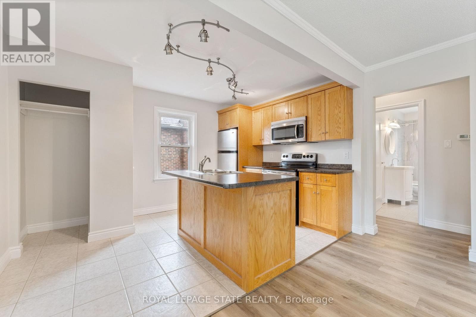 Single Family at Main Floor- 65 East 11th Street, Hamilton (Inch Park), Ontario - Photo 5 - RE/MAX Garden City Realty