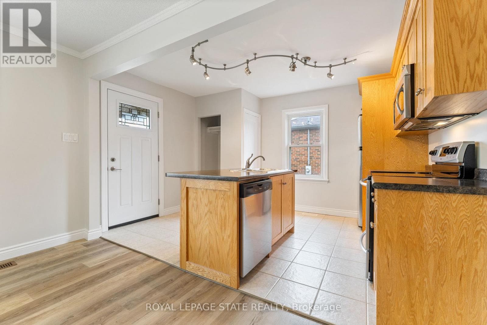 Single Family at Main Floor- 65 East 11th Street, Hamilton (Inch Park), Ontario - Photo 6 - RE/MAX Garden City Realty