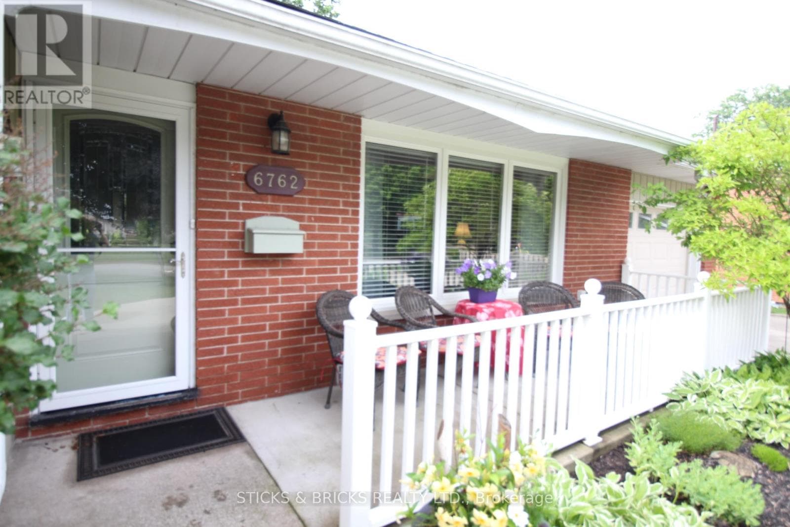 Single Family at 6762 Cherrygrove Road, Niagara Falls (Morrison), Ontario - Photo 4 - RE/MAX Garden City Realty