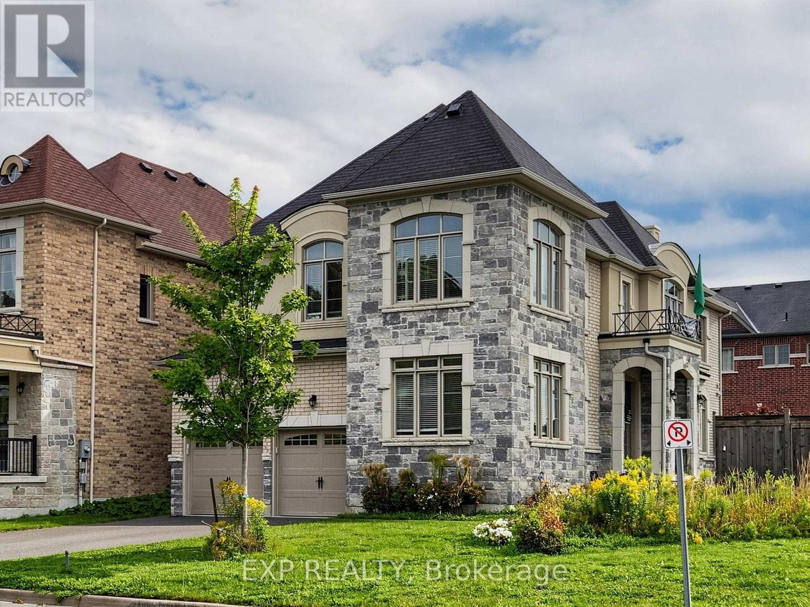 Single Family at 500 Mcgregor Farm Trail, Newmarket (Glenway Estates), Ontario - Photo 2 - RE/MAX Garden City Realty