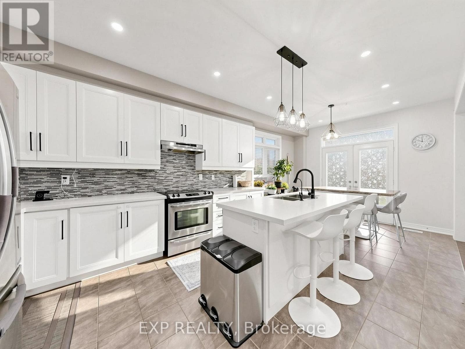 Single Family at 500 Mcgregor Farm Trail, Newmarket (Glenway Estates), Ontario - Photo 7 - RE/MAX Garden City Realty