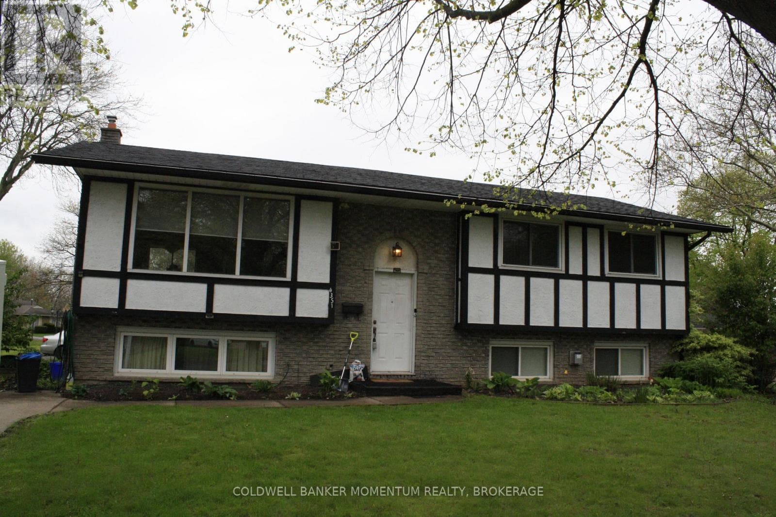 Single Family at 4351 Briarwood Avenue, Niagara Falls (Morrison), Ontario - Photo 2 - RE/MAX Garden City Realty