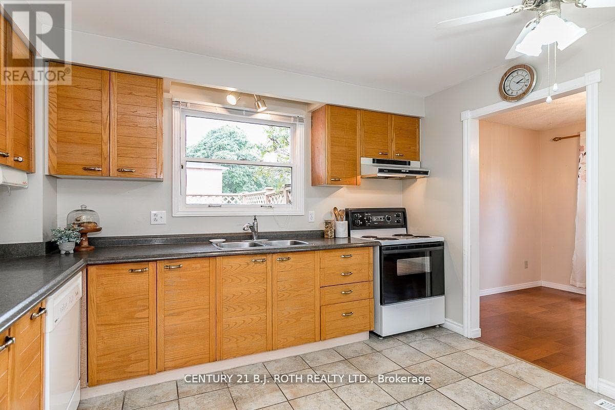 Single Family at 11 Cartwright Drive, Barrie (Cundles East), Ontario - Photo 8 - RE/MAX Garden City Realty