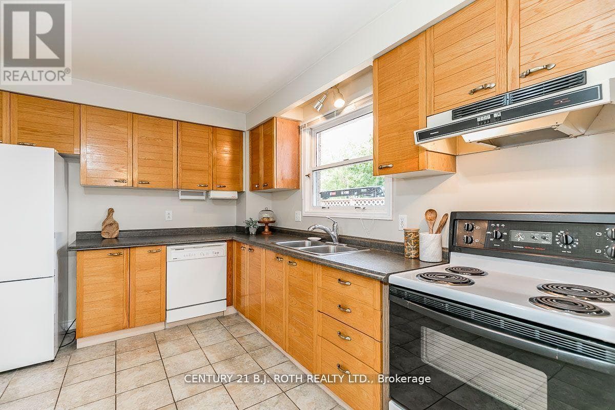 Single Family at 11 Cartwright Drive, Barrie (Cundles East), Ontario - Photo 7 - RE/MAX Garden City Realty