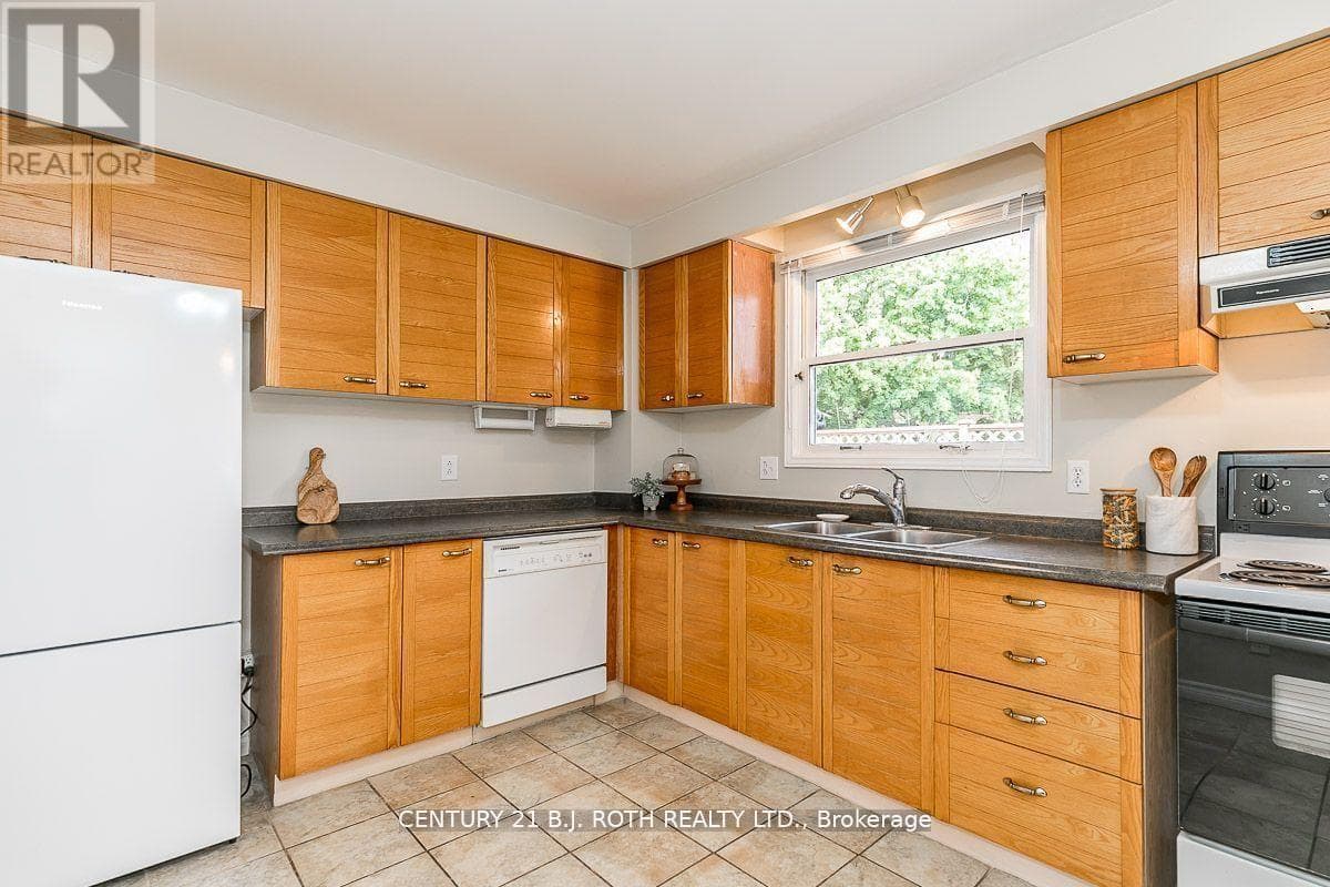 Single Family at 11 Cartwright Drive, Barrie (Cundles East), Ontario - Photo 6 - RE/MAX Garden City Realty