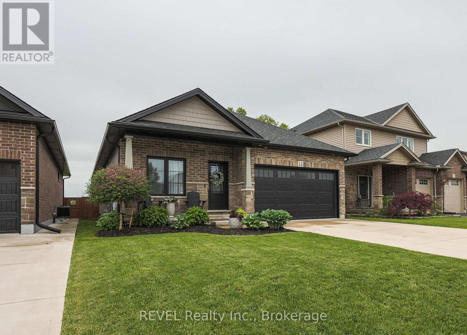 Single Family at 15 Willowbrook Drive, Welland (West Welland), Ontario - Photo 3 - RE/MAX Garden City Realty