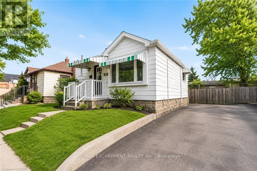 Single Family at 501 UPPER WELLINGTON Street, Hamilton (Inch Park), Ontario - Photo 2 - RE/MAX Garden City Realty