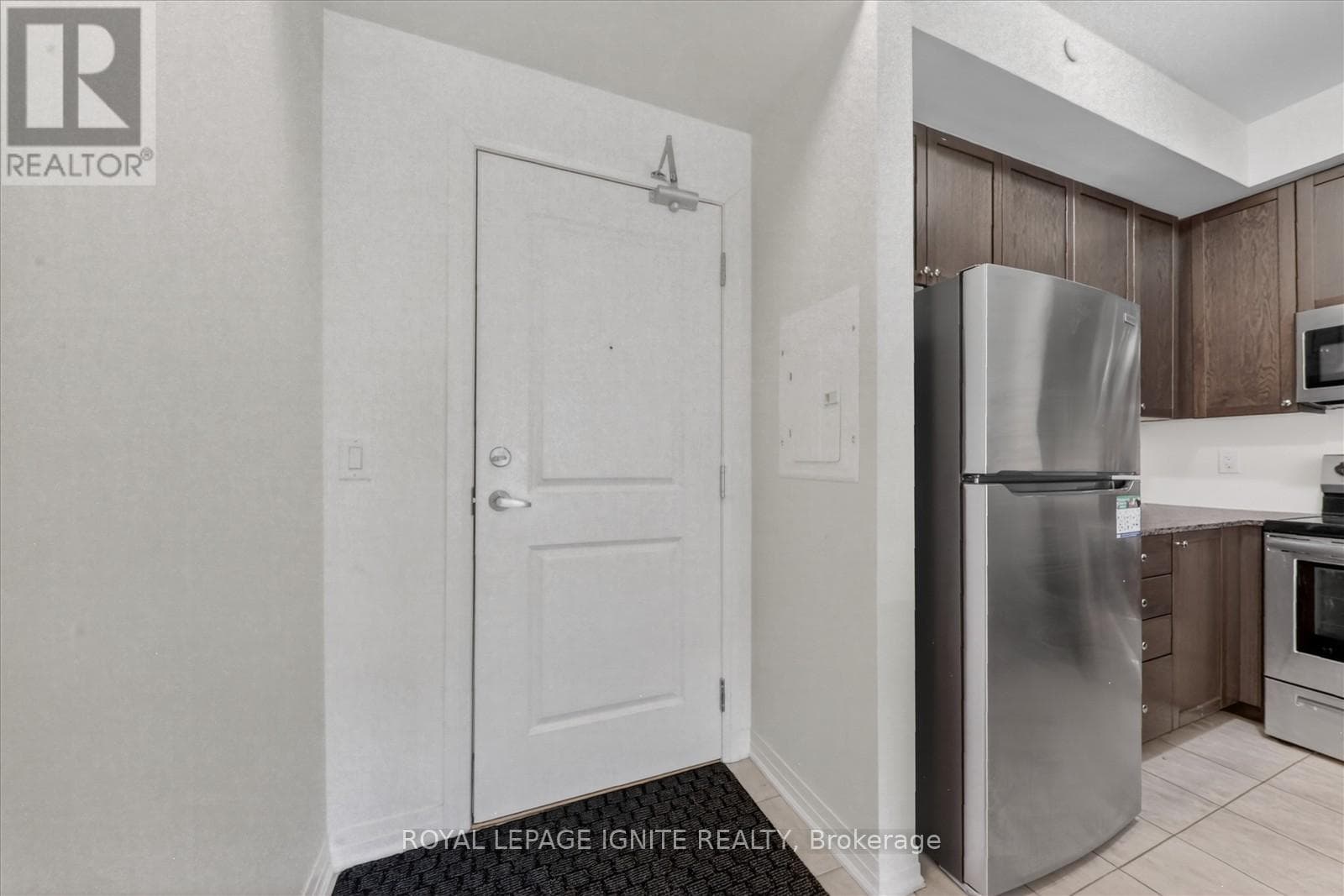 Single Family at 215- 80 Shipway Avenue, Clarington (Newcastle), Ontario - Photo 10 - RE/MAX Garden City Realty