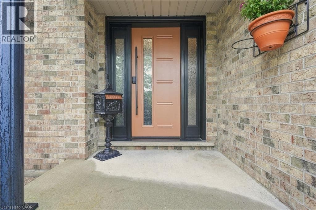 Single Family at 8115 BEAVER GLEN Drive, Niagara Falls, Ontario - Photo 6 - RE/MAX Garden City Realty