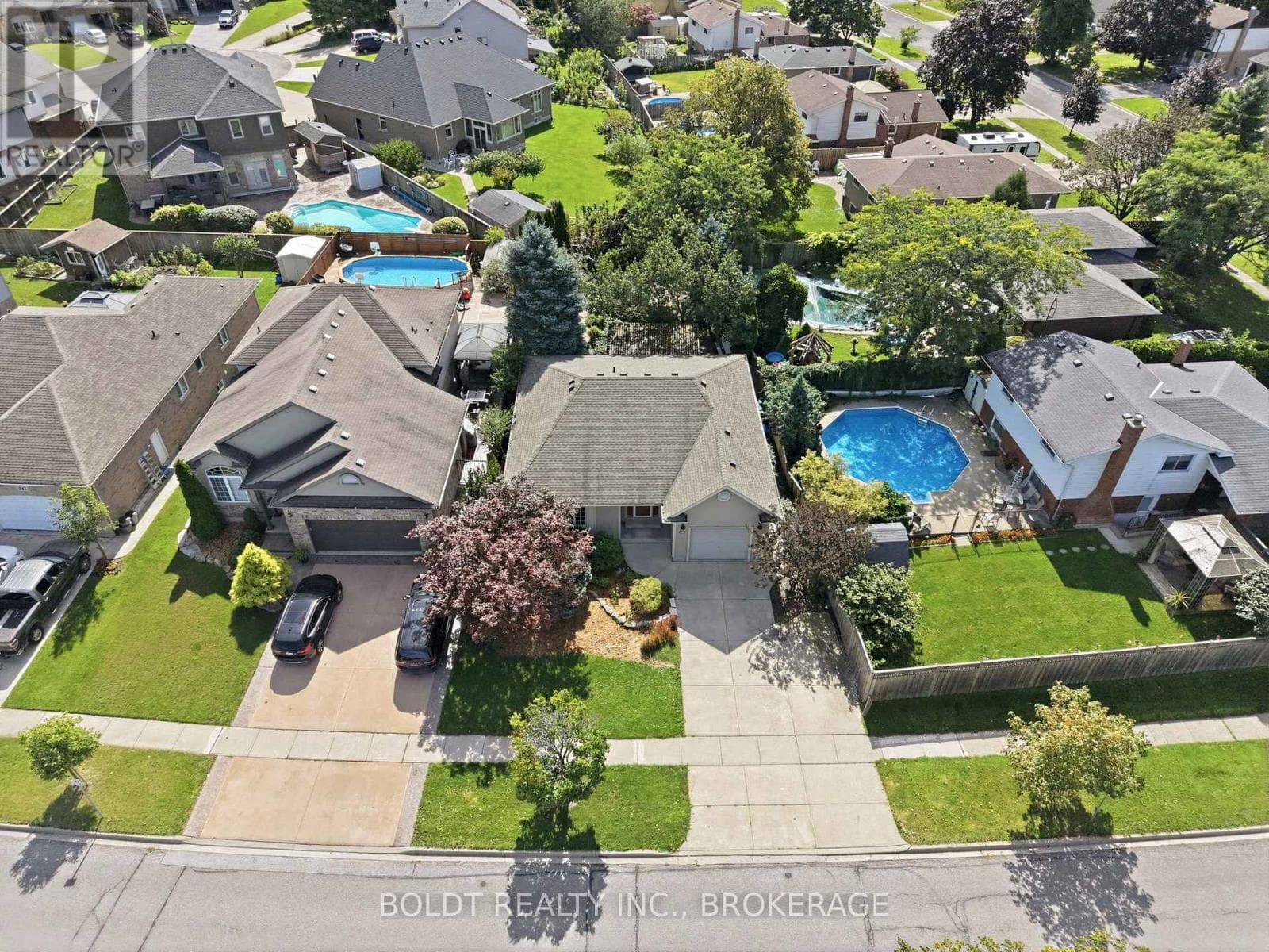 Single Family at 255 SULLIVAN Avenue, Thorold (Confederation Heights), Ontario - Photo 3 - RE/MAX Garden City Realty