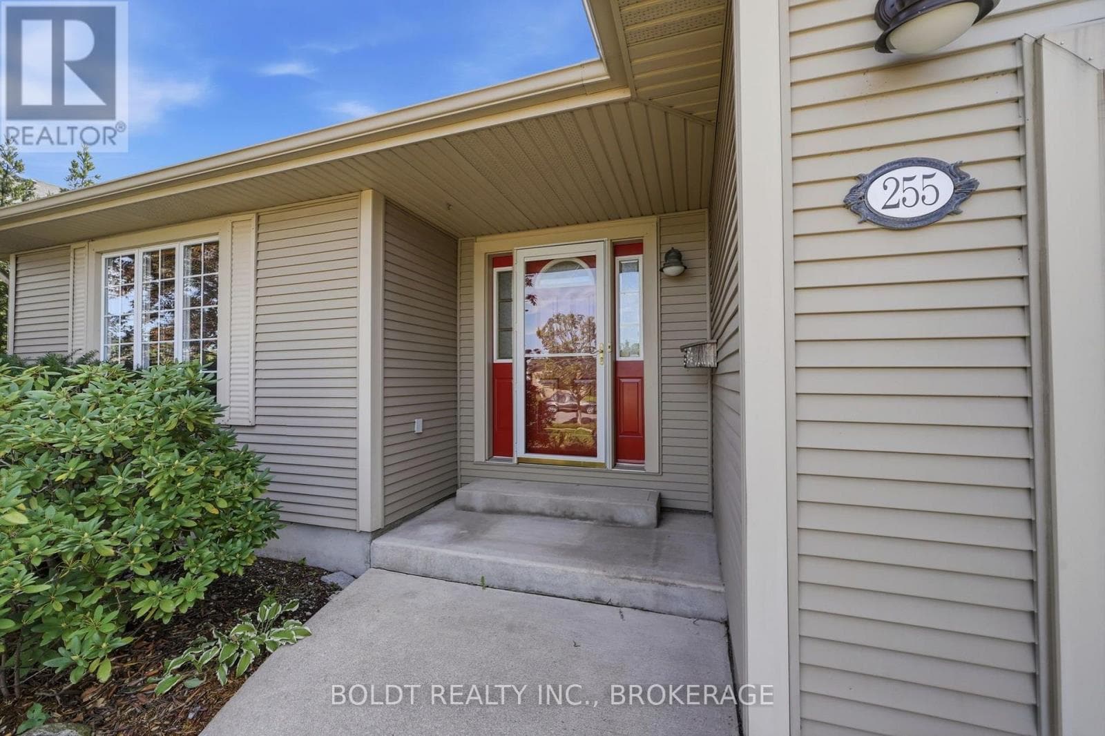 Single Family at 255 SULLIVAN Avenue, Thorold (Confederation Heights), Ontario - Photo 6 - RE/MAX Garden City Realty