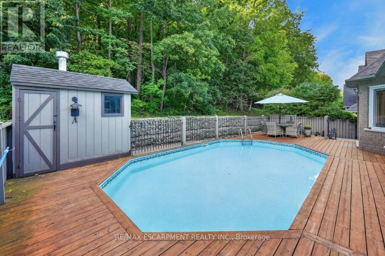 Single Family at 126 Dorchester Drive, Grimsby (Grimsby East), Ontario - Photo 2 - RE/MAX Garden City Realty