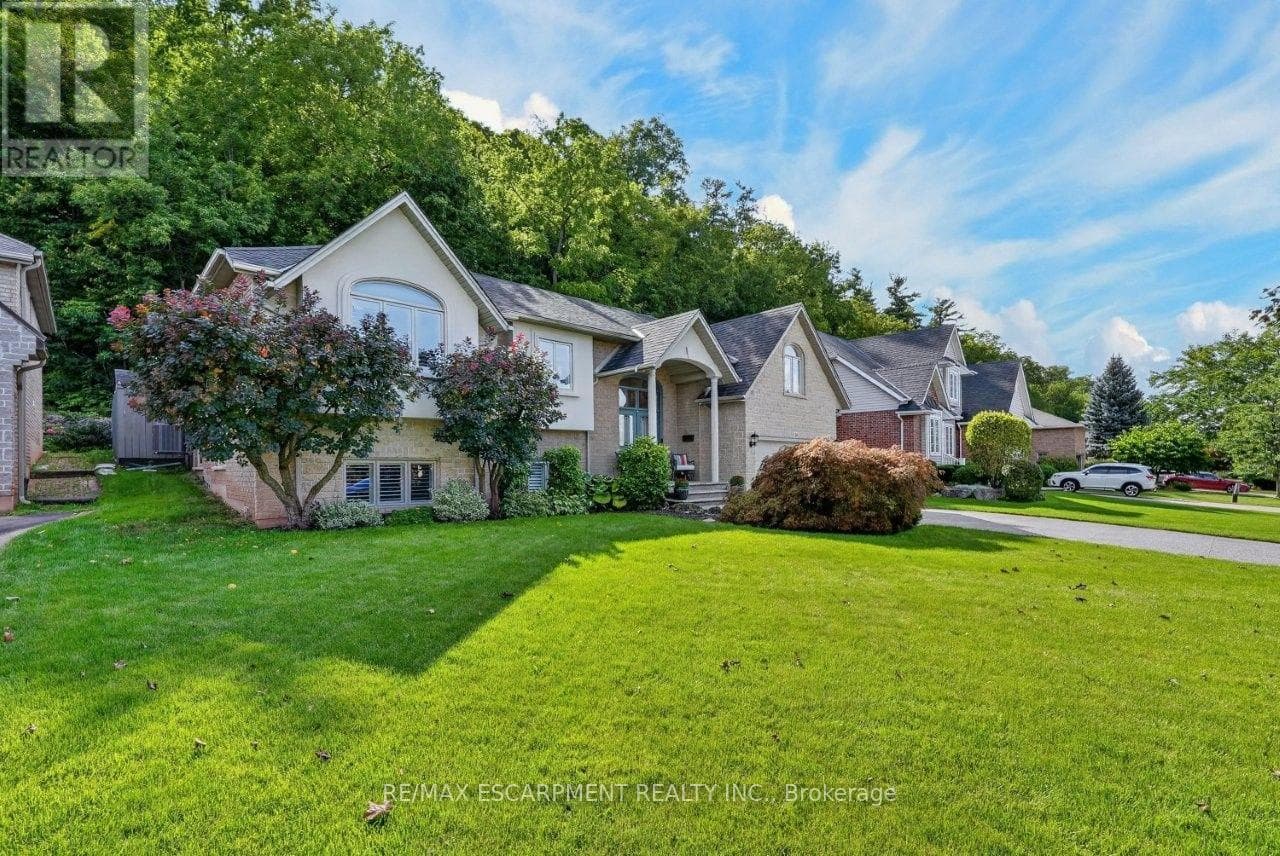 Single Family at 126 Dorchester Drive, Grimsby (Grimsby East), Ontario - Photo 4 - RE/MAX Garden City Realty