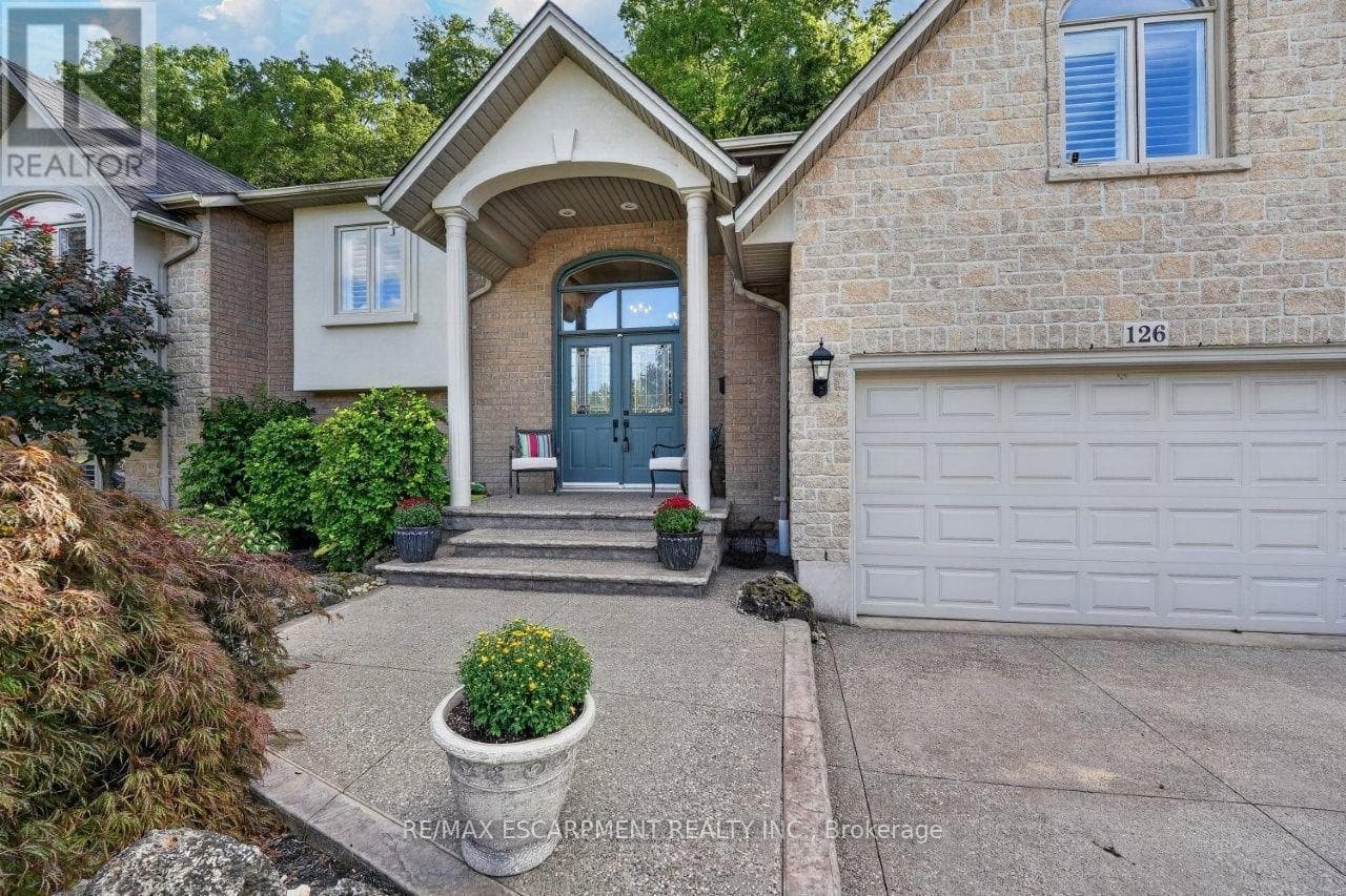 Single Family at 126 Dorchester Drive, Grimsby (Grimsby East), Ontario - Photo 5 - RE/MAX Garden City Realty
