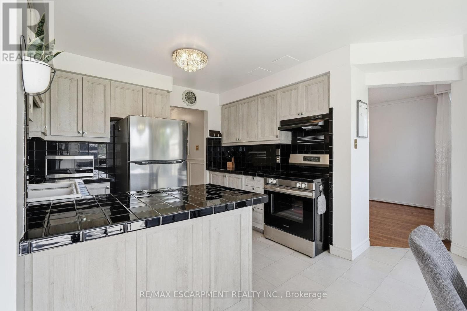 Single Family at 1058 Glenbrook Avenue, Oakville (WC Wedgewood Creek), Ontario - Photo 7 - RE/MAX Garden City Realty