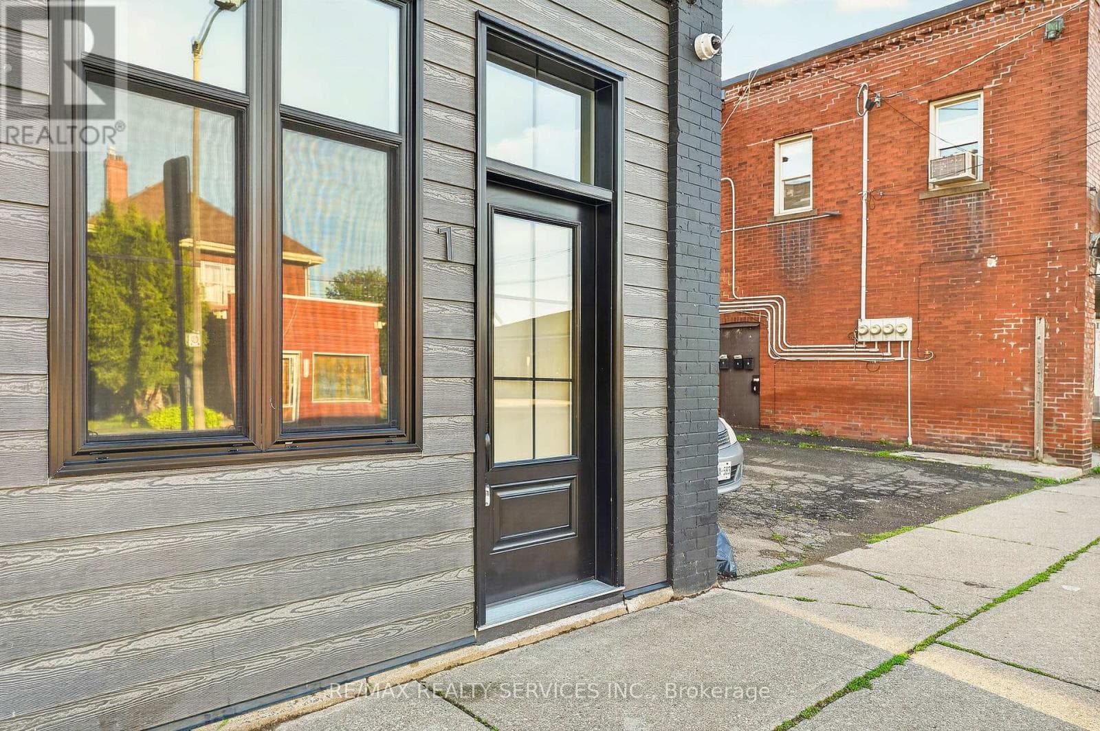 Single Family at 1- 260 King Street, Welland (Welland Downtown), Ontario - Photo 2 - RE/MAX Garden City Realty