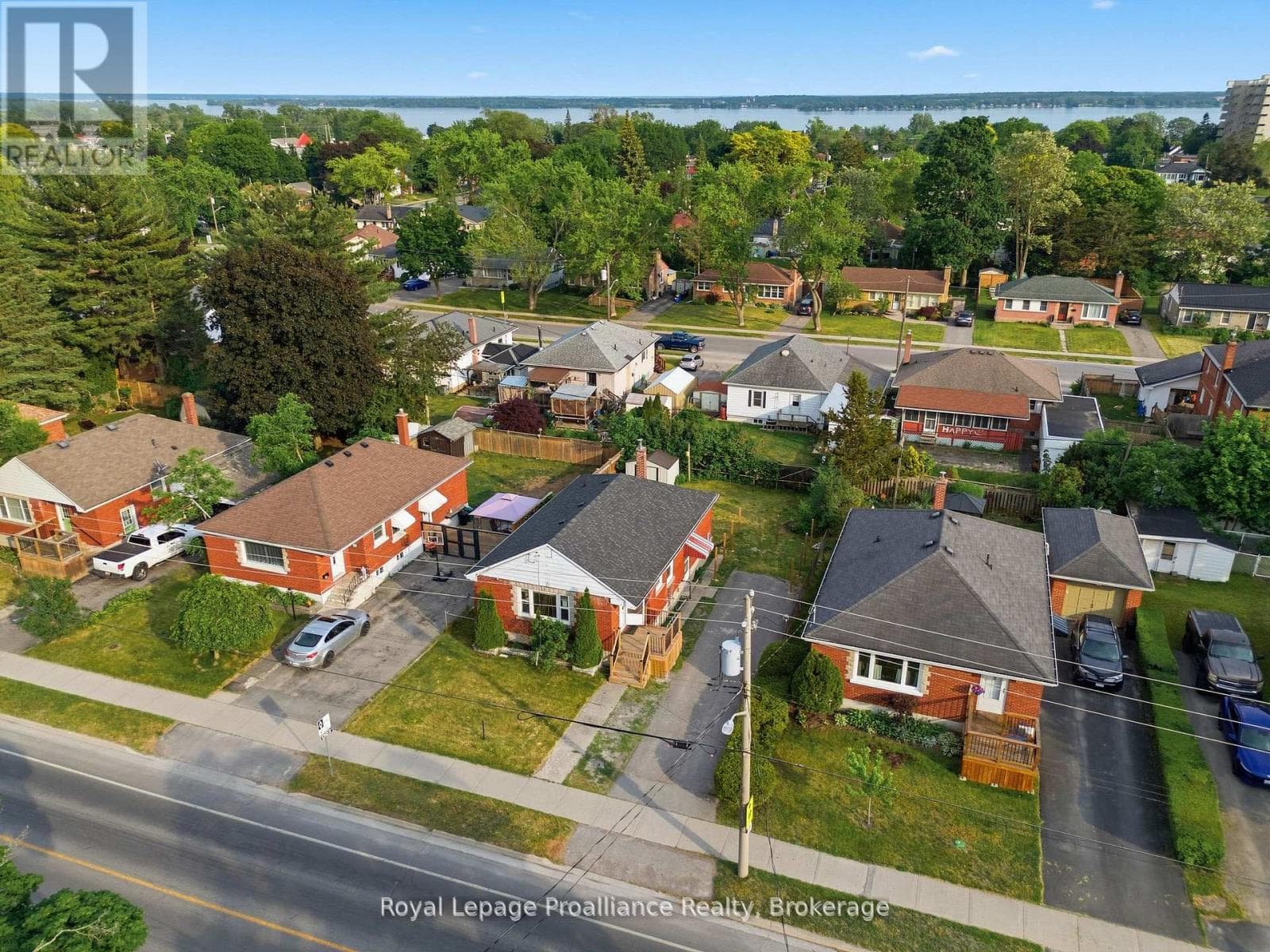 Single Family at 355 Bridge Street, Belleville (Thurlow Ward), Ontario - Photo 4 - RE/MAX Garden City Realty