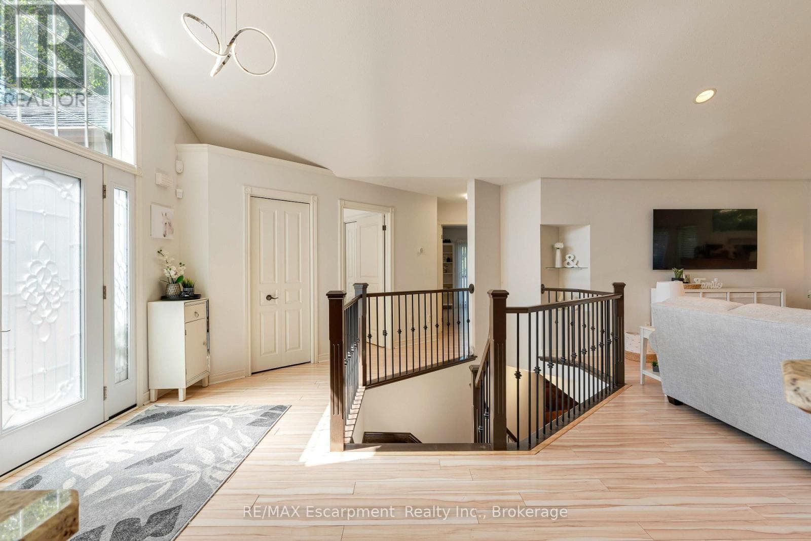 Single Family at 31 Alder Crescent, Pelham (Fenwick), Ontario - Photo 8 - RE/MAX Garden City Realty