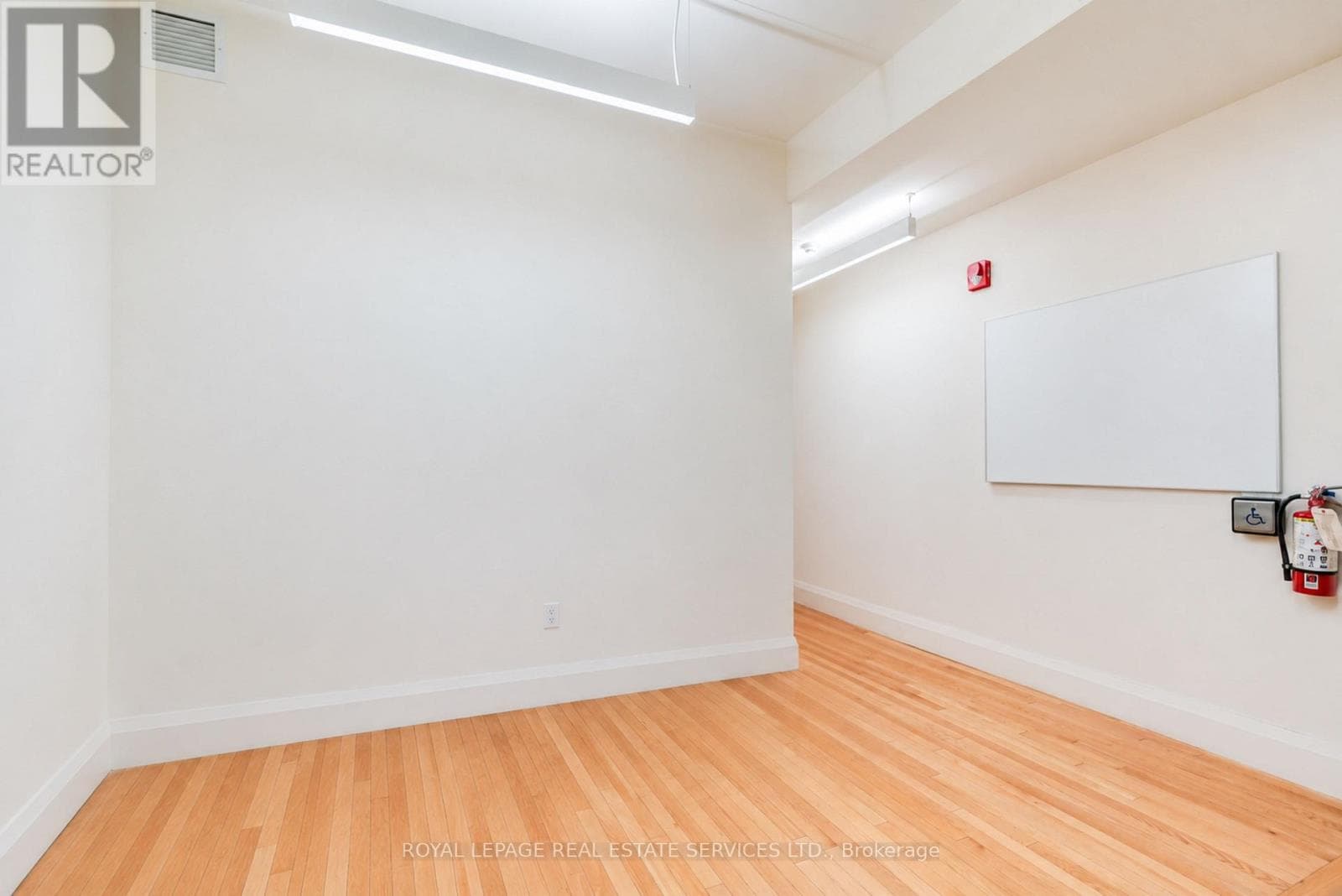 Office at 54 1/2 ST PATRICK Street, Toronto (Kensington-Chinatown), Ontario - Photo 4 - RE/MAX Garden City Realty