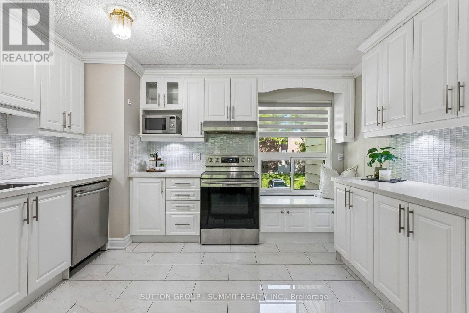 211- 180 MISSISSAUGA VALLEY Boulevard
