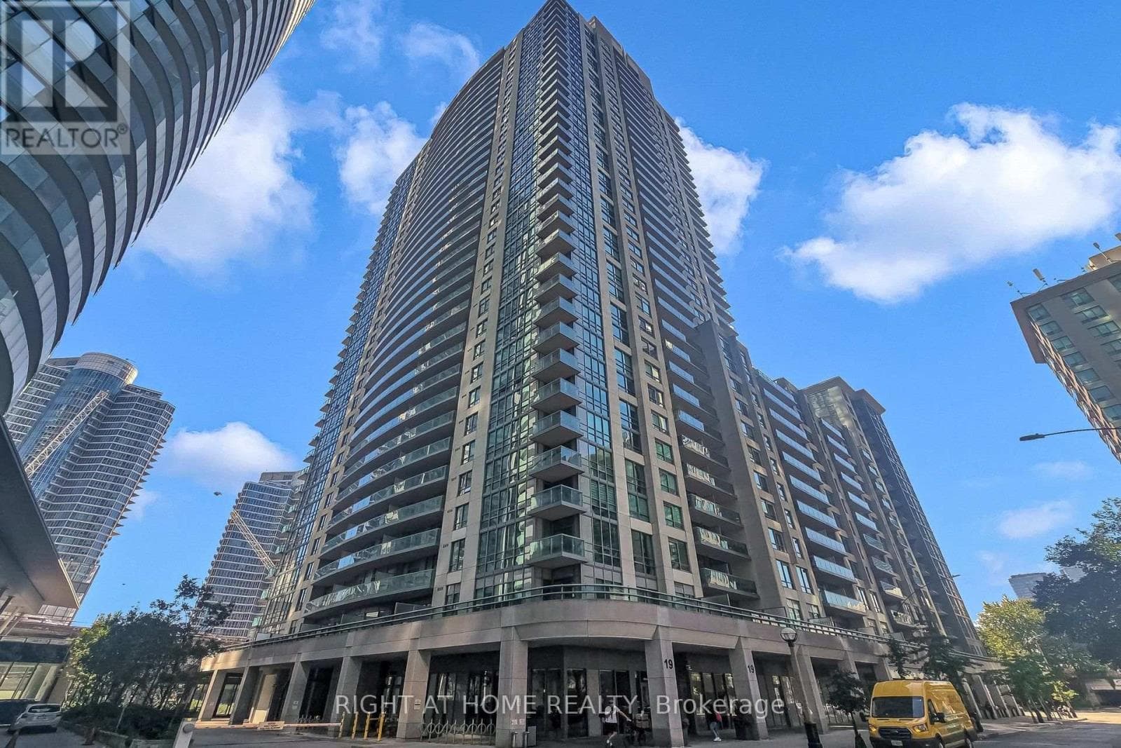 712- 19 Grand Trunk Crescent