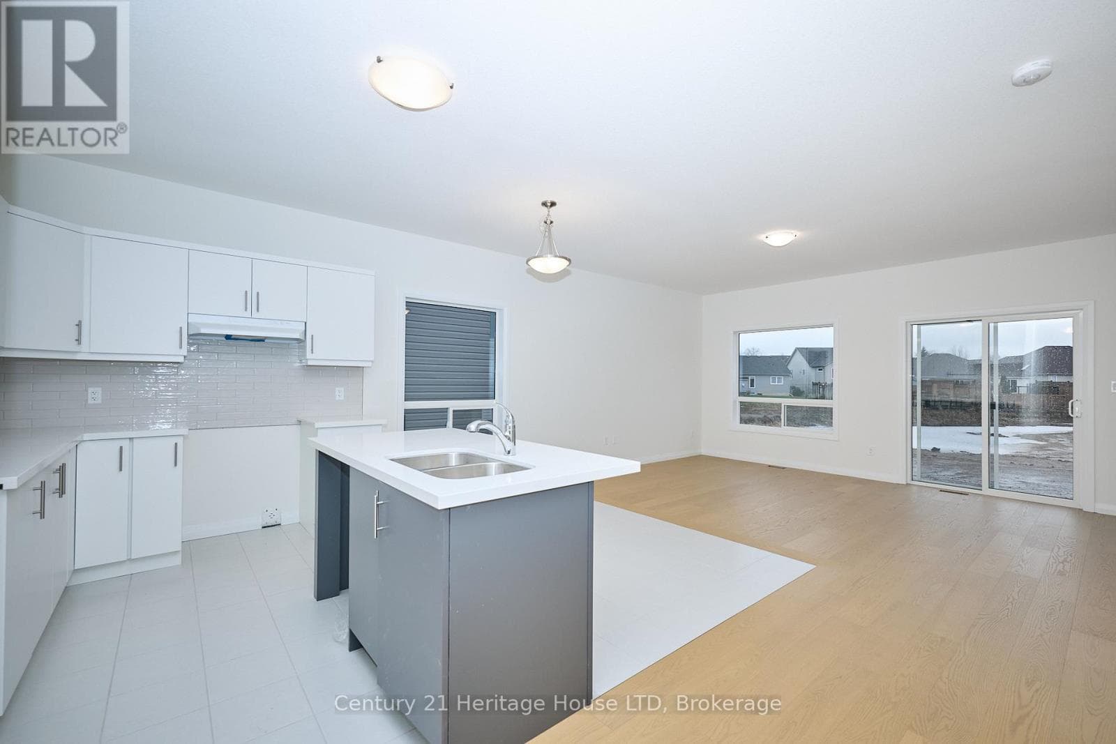 Single Family at 407 Louisa Street, Fort Erie (Lakeshore), Ontario - Photo 7 - RE/MAX Garden City Realty