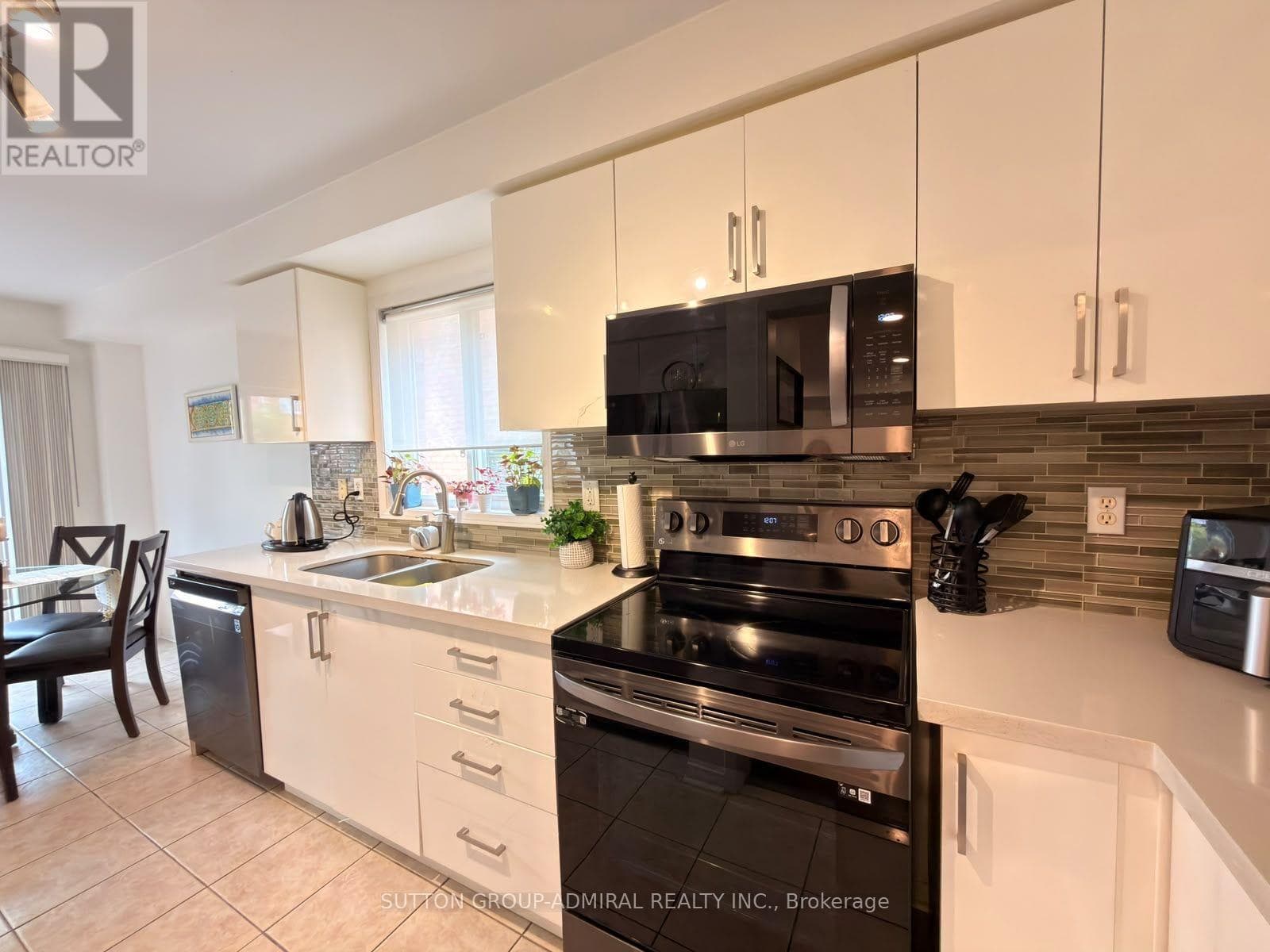 Single Family at 222 Burgess Crescent, Newmarket (Summerhill Estates), Ontario - Photo 6 - RE/MAX Garden City Realty