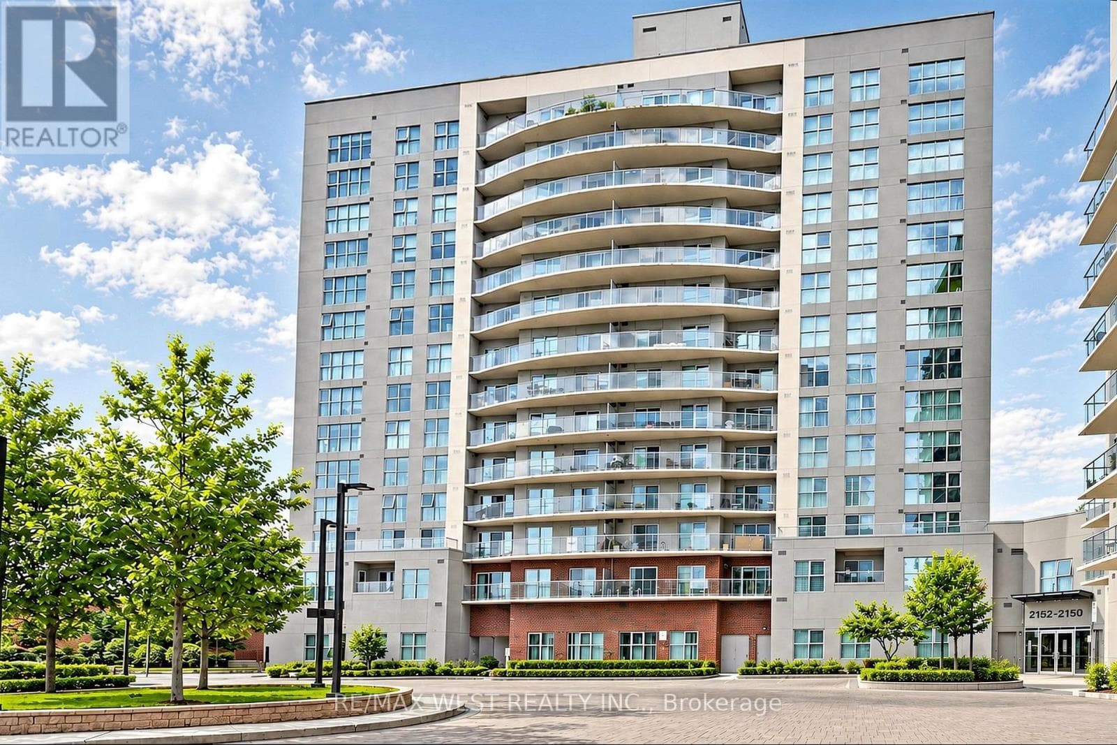 PH 04- 2152 Lawrence Avenue