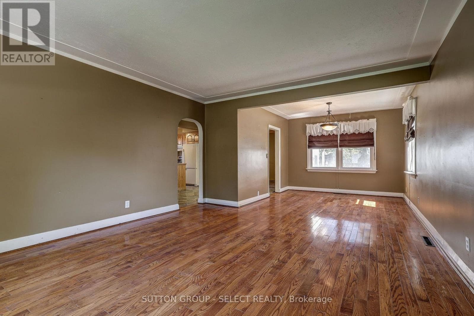 Single Family at 107 Roehampton Avenue, London East (East D), Ontario - Photo 3 - RE/MAX Garden City Realty