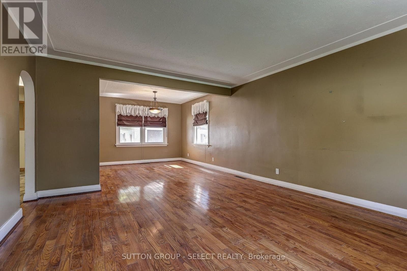 Single Family at 107 Roehampton Avenue, London East (East D), Ontario - Photo 4 - RE/MAX Garden City Realty