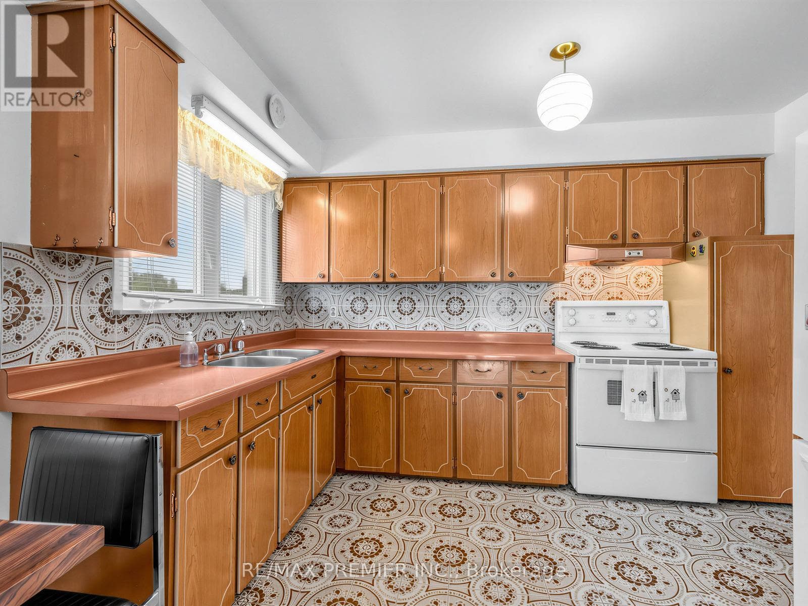Single Family at 12 Goldcrest Boulevard, Toronto (Rustic), Ontario - Photo 4 - RE/MAX Garden City Realty