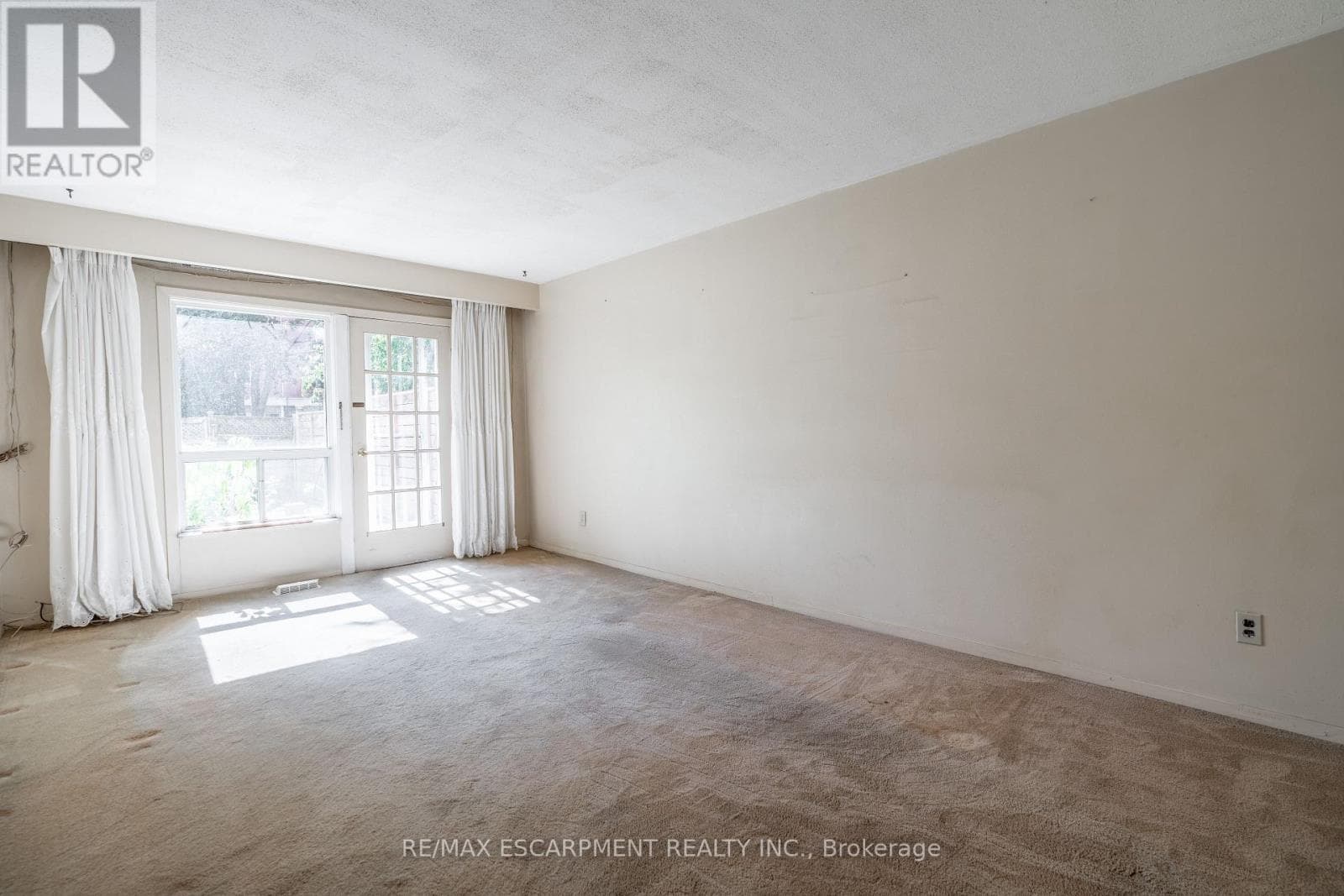 Single Family at 8- 519 Claridge Road, Burlington (Roseland), Ontario - Photo 6 - RE/MAX Garden City Realty
