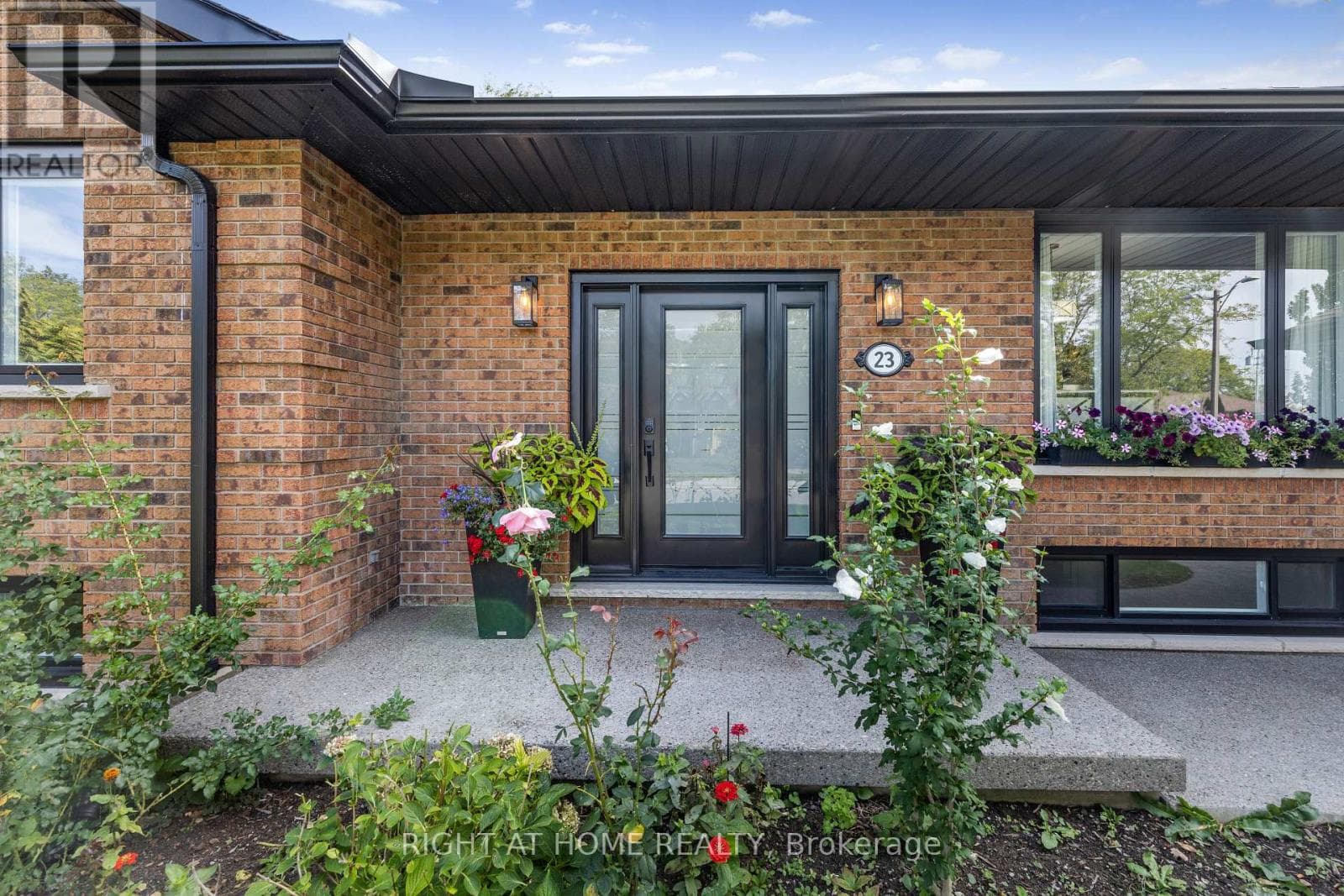 Single Family at 23 Riverview Boulevard, St. Catharines (Glendale/Glenridge), Ontario - Photo 2 - RE/MAX Garden City Realty