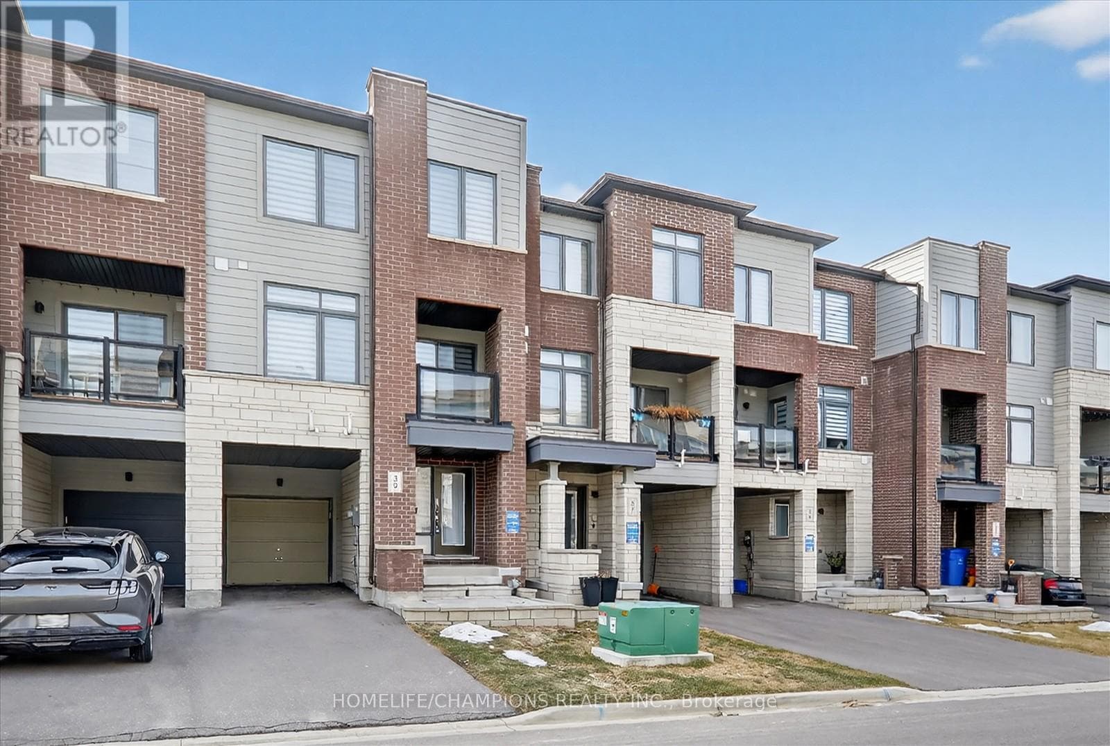 Single Family at 39 Delano Way, Newmarket (Woodland Hill), Ontario - Photo 2 - RE/MAX Garden City Realty