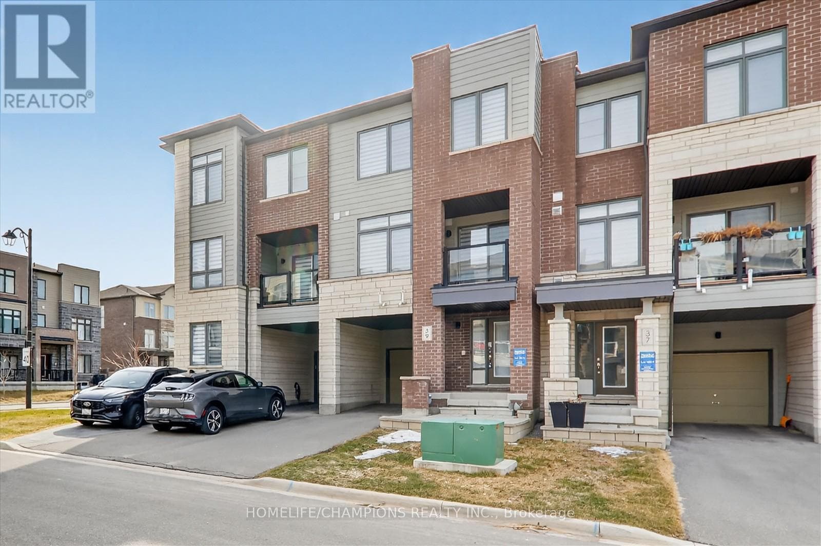 Single Family at 39 Delano Way, Newmarket (Woodland Hill), Ontario - Photo 3 - RE/MAX Garden City Realty
