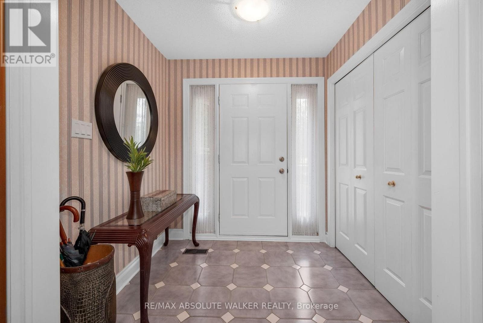 Single Family at 7040 Shadow Ridge Drive, Ottawa, Ontario - Photo 5 - RE/MAX Garden City Realty