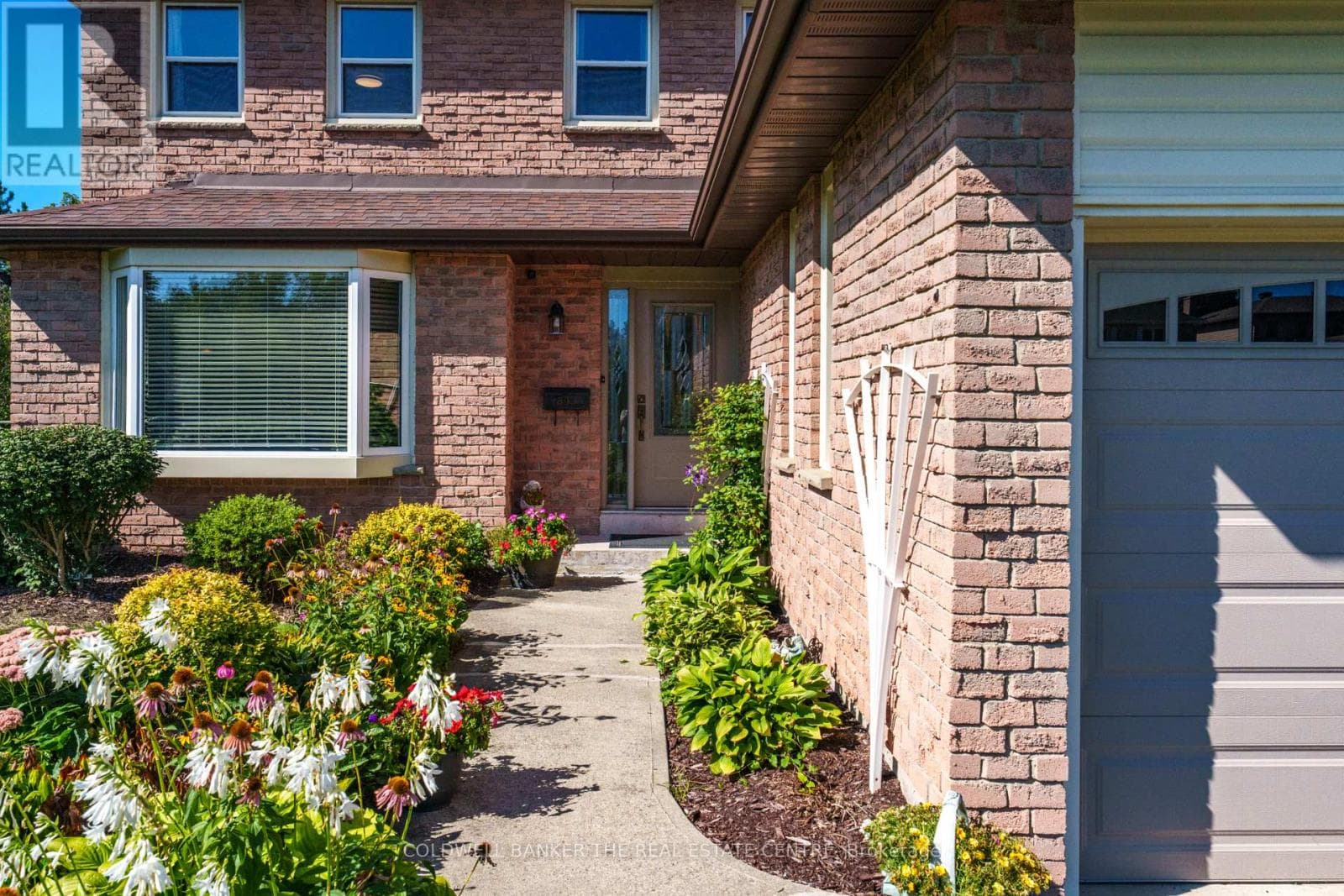 Single Family at 893 Arnold Crescent, Newmarket (Gorham-College Manor), Ontario - Photo 2 - RE/MAX Garden City Realty
