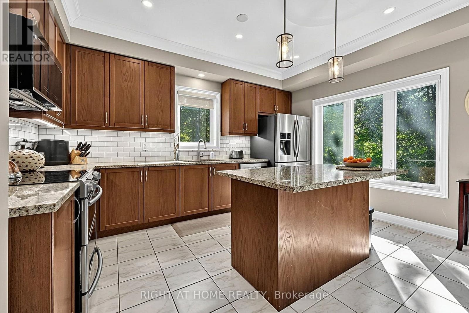 Single Family at 6 Boville Court, Oro-Medonte (Horseshoe Valley), Ontario - Photo 7 - RE/MAX Garden City Realty