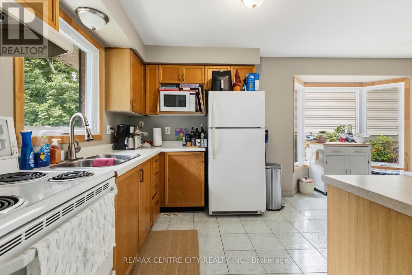 Single Family at 228 Pochard Lane, London East (East P), Ontario - Photo 6 - RE/MAX Garden City Realty