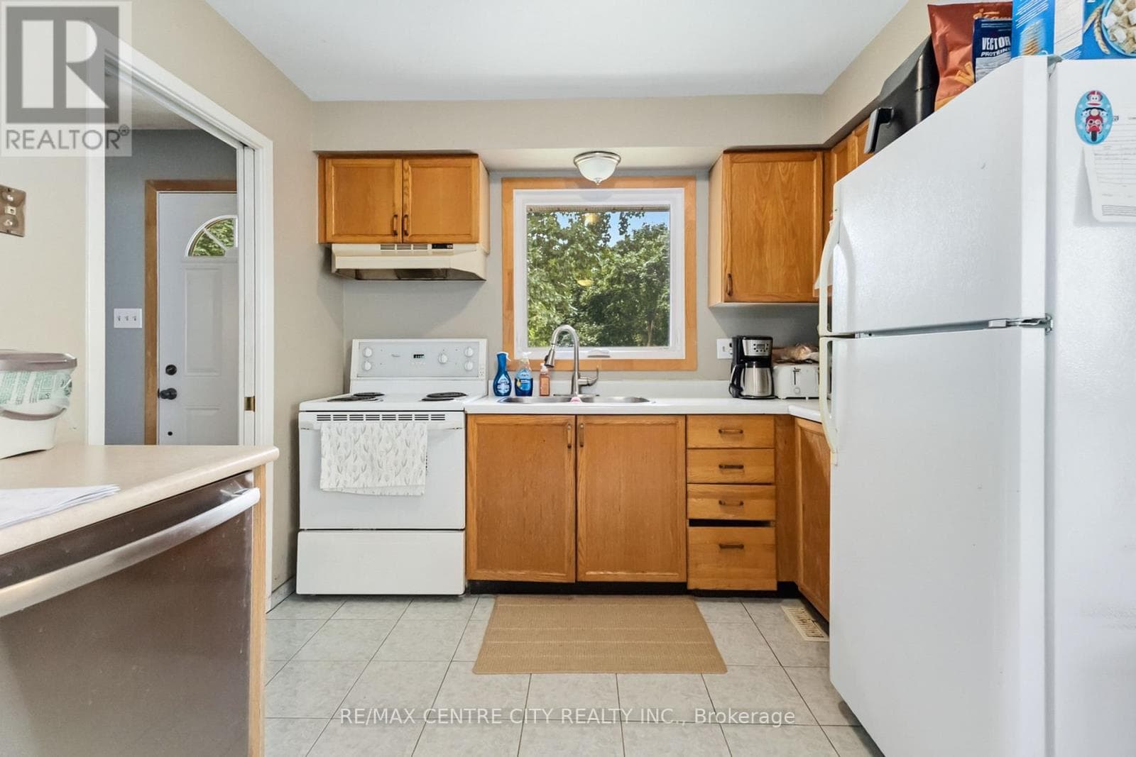 Single Family at 228 Pochard Lane, London East (East P), Ontario - Photo 7 - RE/MAX Garden City Realty
