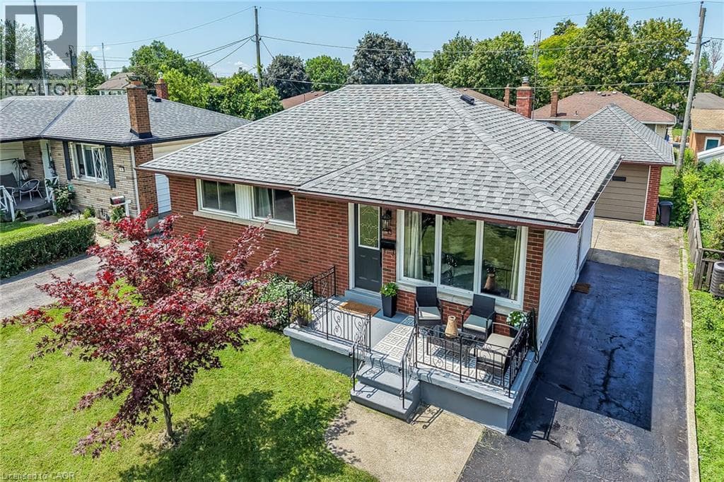 Single Family at 13 ALLANBURG Road, St. Catharines, Ontario - Photo 3 - RE/MAX Garden City Realty