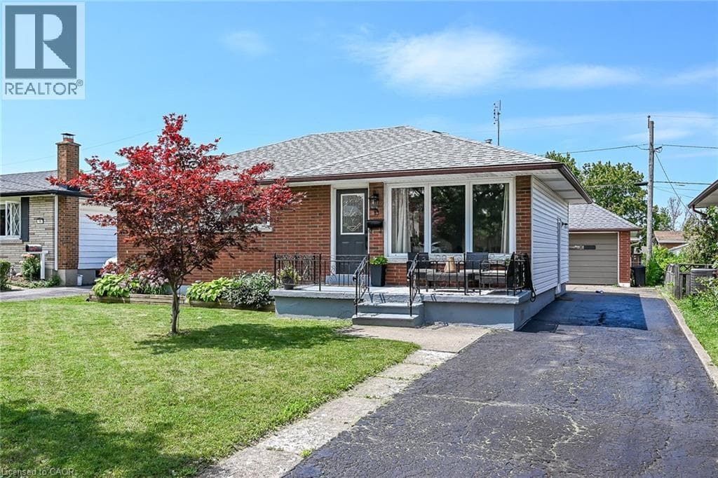 Single Family at 13 ALLANBURG Road, St. Catharines, Ontario - Photo 4 - RE/MAX Garden City Realty
